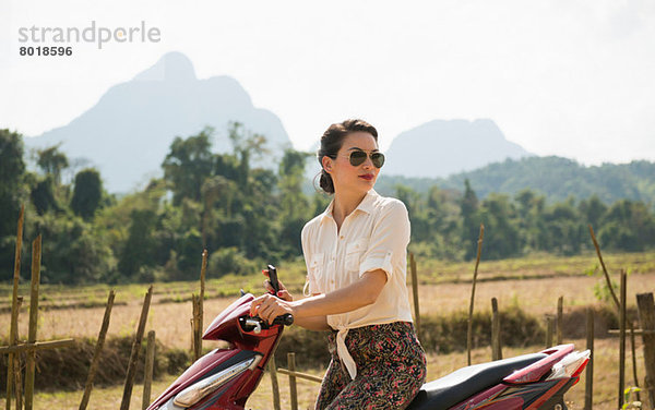 Frau auf Moped  Vang Vieng  Laos