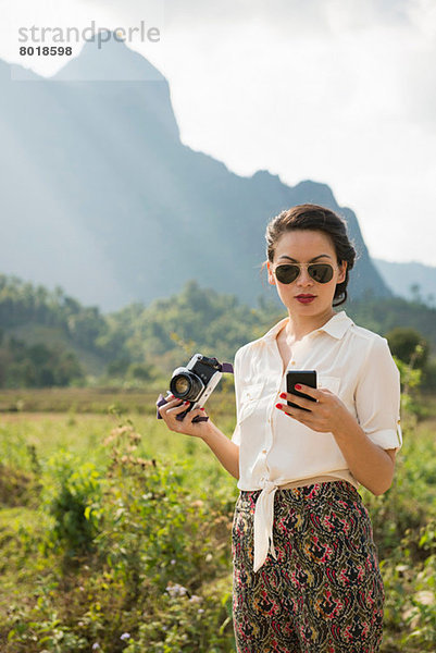 Frau mit Smartphone  Vang Vieng  Laos