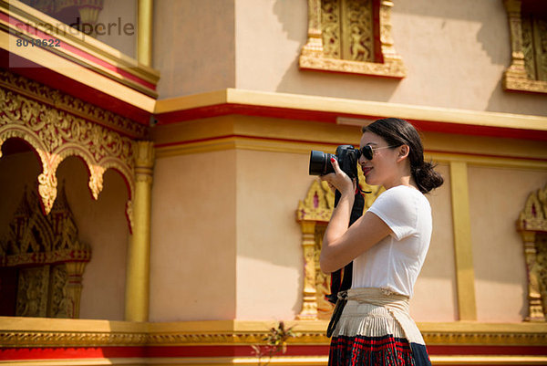 Frau fotografiert vor dem Gebäude  Luang Prabang  Laos