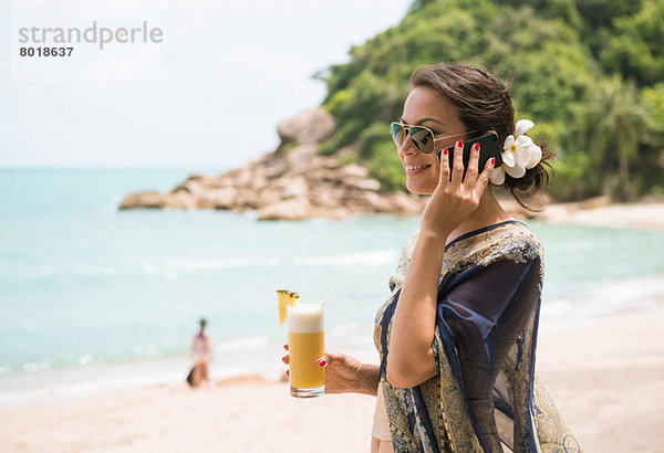 Frau mit Handy am Strand  Banyon Tree Resort  Ko Samui  Thailand