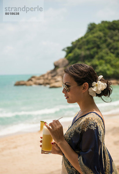 Frau mit Getränk am Strand  Banyon Tree Resort  Ko Samui  Thailand