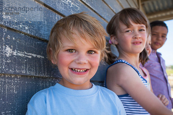 Portrait des Jungen mit Freunden im Hintergrund