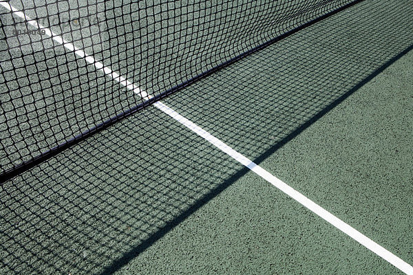 Tennisnetz auf dem Platz am Tag