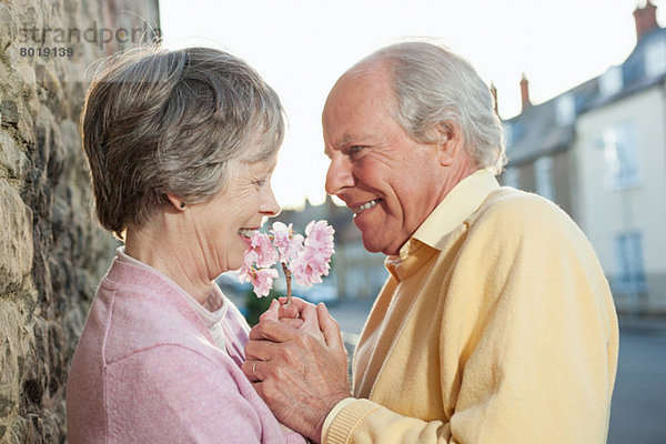 Mann schenkt Frau eine Blume