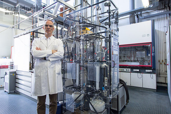 Porträt eines Wissenschaftlers mit Laborgeräten und -maschinen
