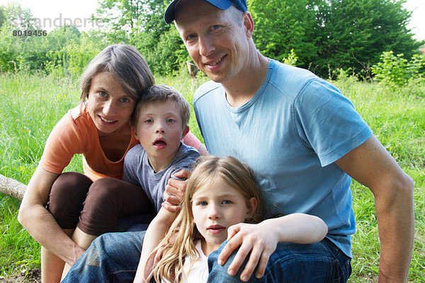 Außenporträt einer Familie mit zwei Kindern