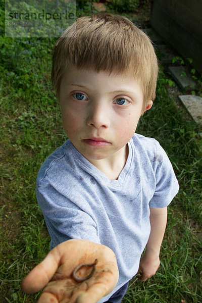 Nahaufnahme des Jungen mit einem Wurm in der Hand