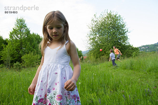 Outdoor-Porträt eines jungen Mädchens im Blumenkleid