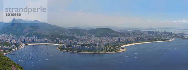 Blick auf den Stadtteil Botafogo  den Santos Dumont Flughafen und die Rio-Niterói-Brücke vom Zuckerhut