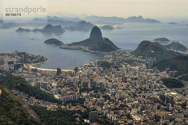 Blick über den Stadtteil Botafogo mit dem Zuckerhut  vom Corcovado