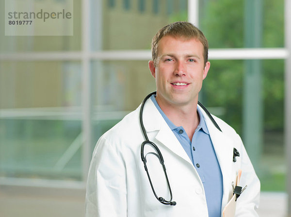 Mittlerer Erwachsener Arzt mit Stethoskop lächelnd  Portrait