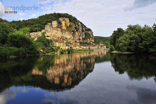 Der Ort La Roque-Gageac spiegelt sich im Wasser der Dordogne