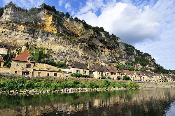 Das Dorf La Roque-Gageac schmiegt sich an die Felswand