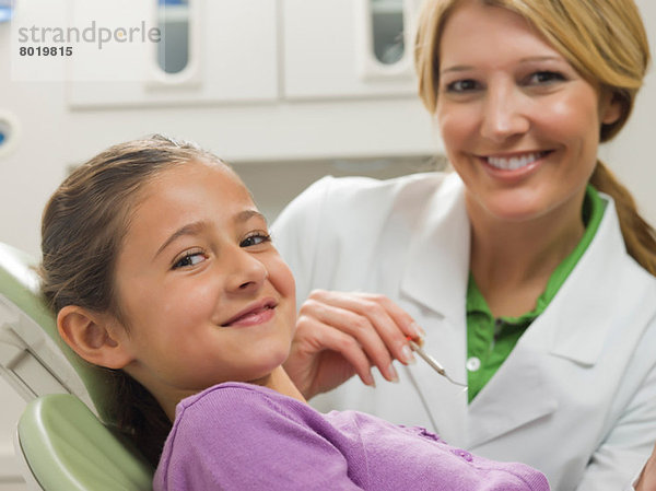 Zahnarzt und junger Patient lächelnd  Portrait