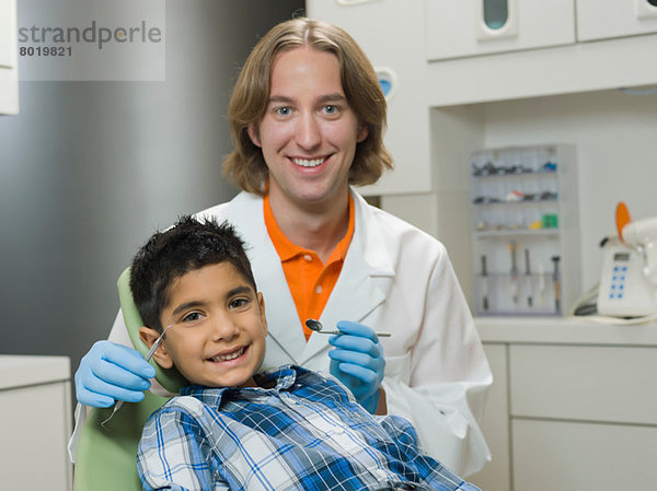 Zahnarzt und kleiner Junge lächelnd  Portrait
