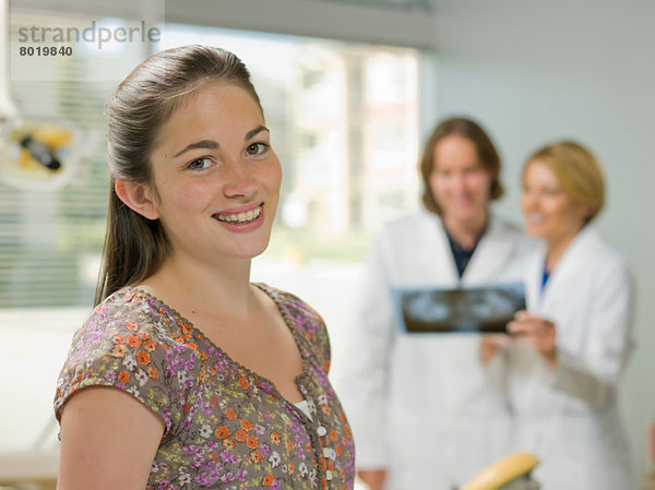 Junge Frau lächelt in der Zahnarztpraxis  Portrait