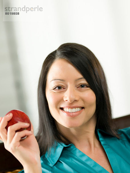 Reife Frau mit Apfel  Portrait