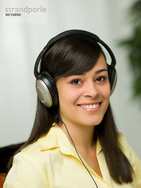 Junge Frau mit Kopfhörer und Lächeln  Portrait