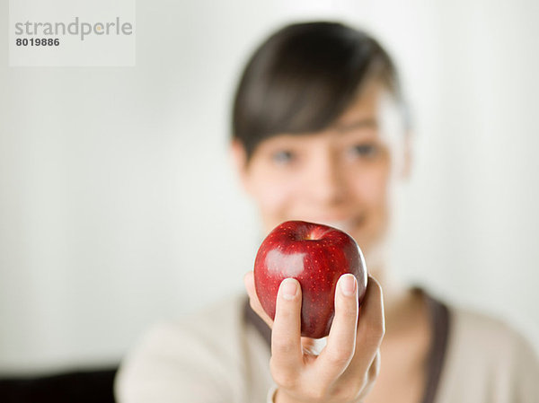 Junge Frau mit rotem Apfel  Nahaufnahme