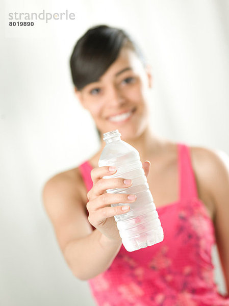 Junge Frau mit Wasserflasche  Nahaufnahme