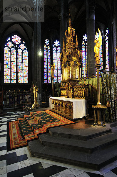 In der schwarzen Kathedrale Notre-Dame-de-l'Assomption