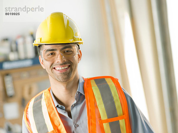 Mittlerer Erwachsener Bauarbeiter lächelnd  Portrait