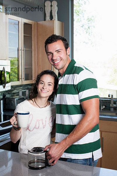 Junges Paar genießt Kaffee in der Küche  Portrait