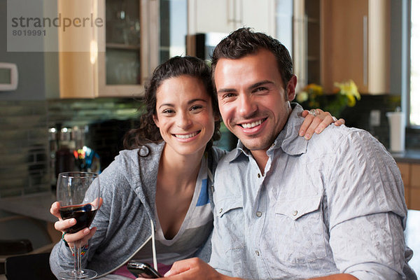 Junges Paar genießt Wein zu Hause  Portrait
