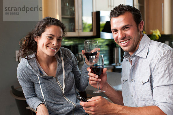 Junges Paar genießt Wein zu Hause  Portrait