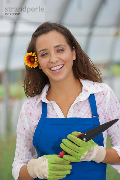 Junge Frau mit Baumschere im Gartencenter  Portrait
