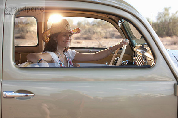 Junge Frau sitzend im Auto auf Roadtrip  Portrait