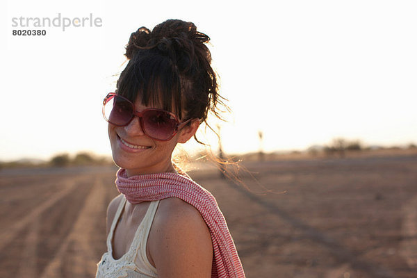 Junge Frau mit Sonnenbrille in der Wüste  Portrait