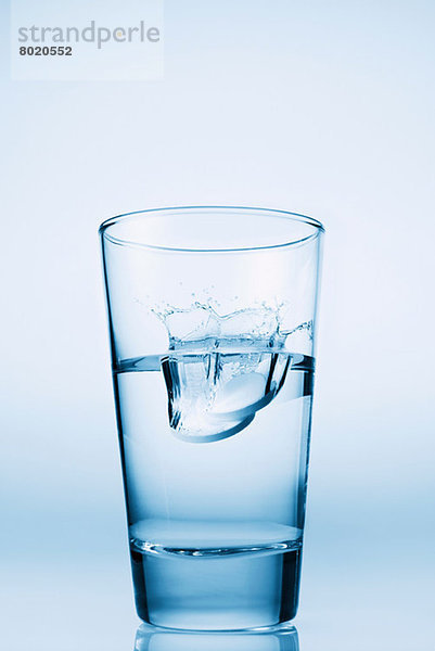 In ein Glas Wasser fallende Tabletten