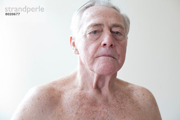 Porträt des barbusigen älteren Mannes