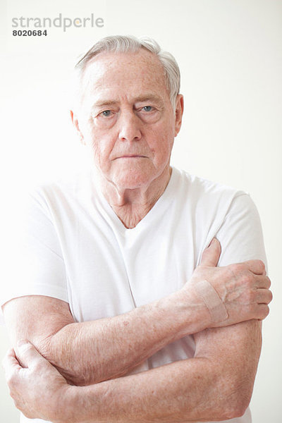 Porträt eines älteren Mannes mit weißem T-Shirt