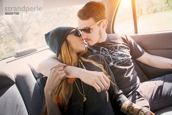 Paar auf dem Rücksitz im Auto  küssend