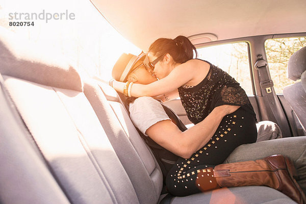 Paar im Auto  küssend