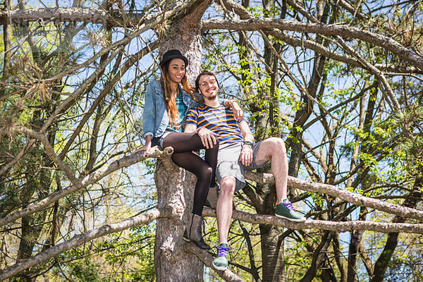 Paar im Baum sitzend  Portrait
