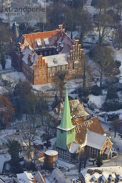 Luftbild  Bergedorfer Schloss  Schlosspark  im Winter
