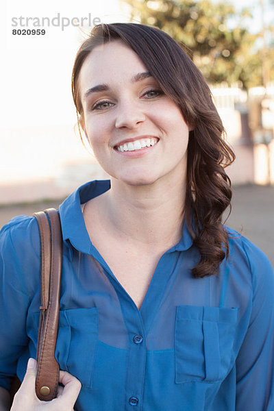 Porträt einer jungen Frau in blauer Bluse