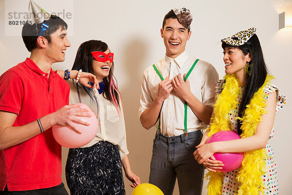 Freunde bei einer Party mit Luftballons  Studioaufnahme