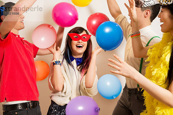 Freunde bei einer Party mit Luftballons  Studioaufnahme