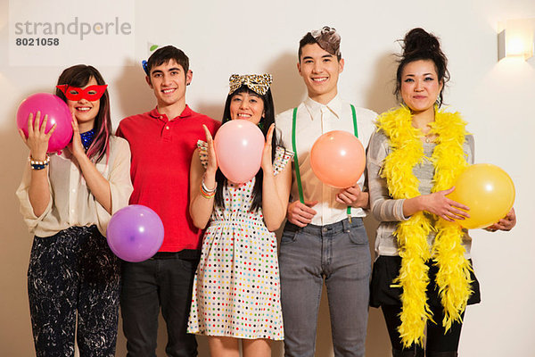 Freunde bei einer Party mit Luftballons  Studioaufnahme