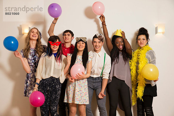 Freunde bei einer Party mit Luftballons  Studioaufnahme