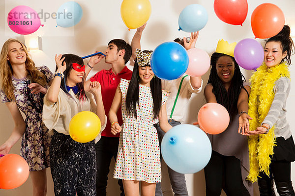 Freunde bei einer Party mit Luftballons  Studioaufnahme