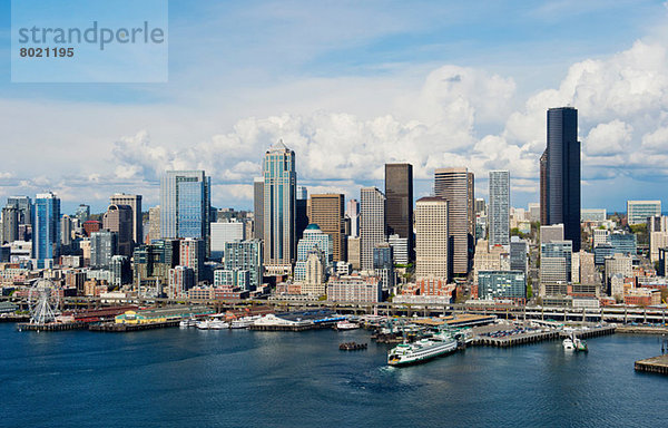 Luftaufnahme der Seattle Waterfront  Washington State  USA