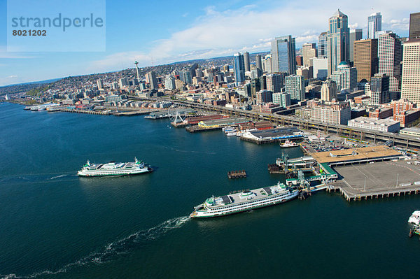 Luftaufnahme von Fähren und Hafen  Seattle  Washington State  USA