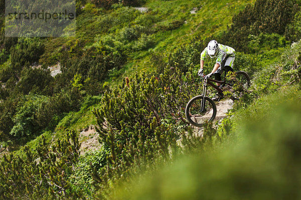 Mountainbiker auf einem steilen Bergpfad