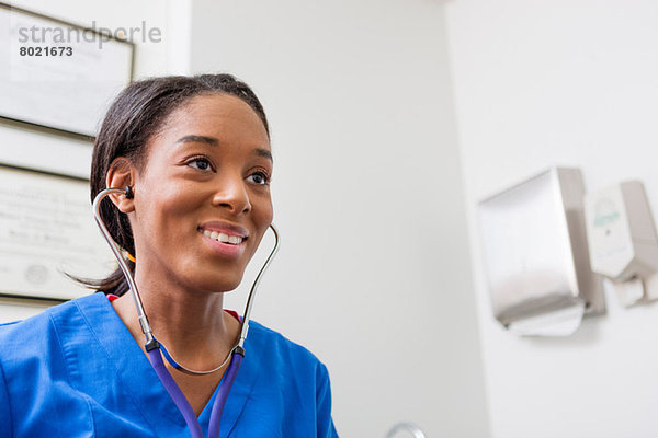 Krankenschwester mit Stethoskop und Lächeln