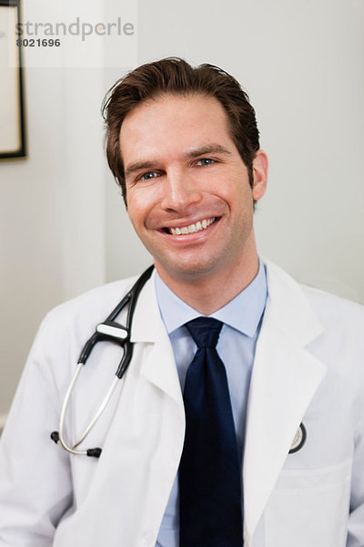 Mittlerer Erwachsener Arzt lächelnd  Portrait
